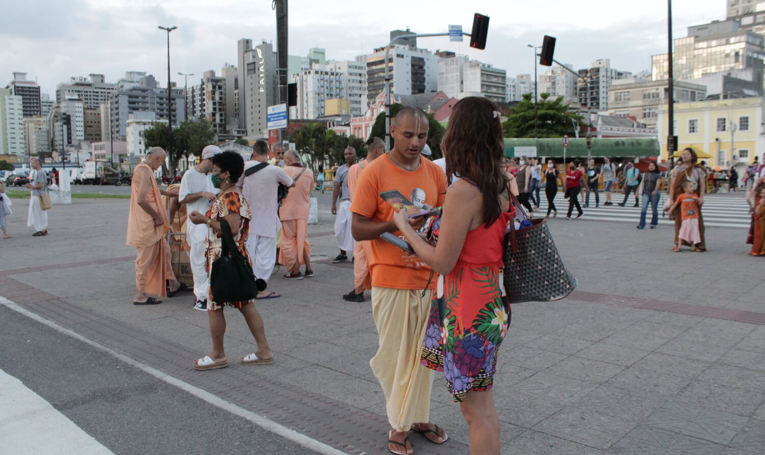 Templo Hare Krishna serve até 300 refeições por dia, de graça